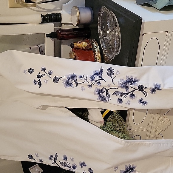 NWT Embroidered Ladies Denim Jeans - Picture 2 of 6